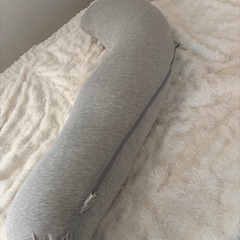 グレーの抱き枕クッションの画像