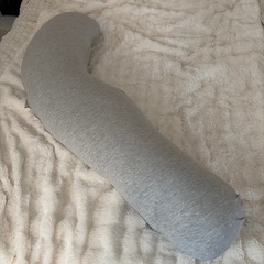 グレーの抱き枕クッションの画像