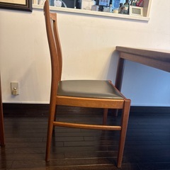 本革張り木製ダイニングチェアの画像
