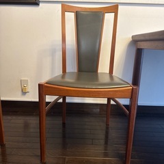 本革張り木製ダイニングチェアの画像