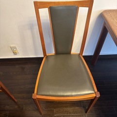 本革張り木製ダイニングチェアの画像