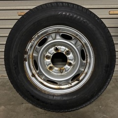 スタッドレスタイヤ　 タイヤ 鉄ホイール付　 195/80R15 7分山　キャラバンに付けていました。　タイヤ製造日は、2019年44週の画像