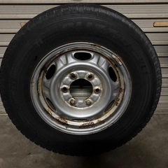 スタッドレスタイヤ　 タイヤ 鉄ホイール付　 195/80R15 7分山　キャラバンに付けていました。　タイヤ製造日は、2019年44週の画像