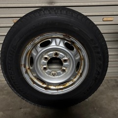スタッドレスタイヤ　 タイヤ 鉄ホイール付　 195/80R15 7分山　キャラバンに付けていました。　タイヤ製造日は、2019年44週の画像