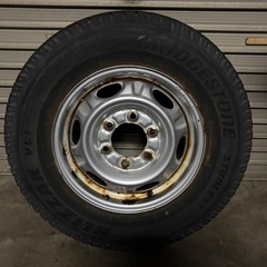 スタッドレスタイヤ　 タイヤ 鉄ホイール付　 195/80R15 7分山　キャラバンに付けていました。　タイヤ製造日は、2019年44週の画像