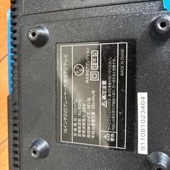 16インチテレビ、モニターアーム、ネスカフェバリスタ、フットレストの画像