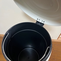 ペダル式　ゴミ箱　ホワイトの画像