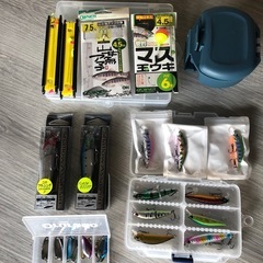 【まとめ売り】川釣り用品一式｜竿2本・ルアー多数・ベスト付の画像