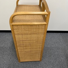 籐の4段キャビネットの画像