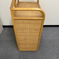 籐の4段キャビネットの画像