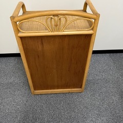 籐の4段キャビネットの画像