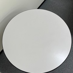白い丸テーブルの画像