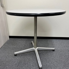 白い丸テーブルの画像