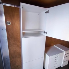 スリム収納キャビネット 白／棚付き 扉タイプの画像