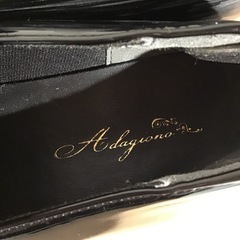 ブラックのチェーン装飾付き厚底ローファーの画像