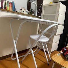 テープルと椅子の画像