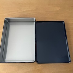 お菓子の空き缶の画像