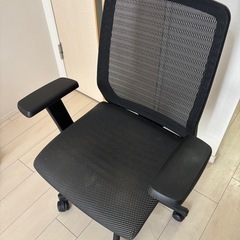デスクチェア メッシュ張り肘付きオフィスチェアー コイズミ の画像