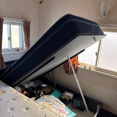 ニトリ跳ね上げ式収納　セミダブルサイズベッド　収納、コンセント照明付きの画像