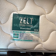 シングルサイズのベットフレーム とマットレスの画像