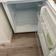 2023年製　COMFEE' 冷蔵庫 90L 幅47.8cm 2ドア 右開き コンパクト 耐熱天板 スリム 小型 1人暮らし RCT90WH/E ホワイトの画像