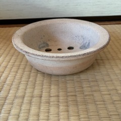 陶器製植木鉢 淡いベージュ 直径約20cmの画像