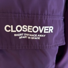 紫のジャンパーの画像