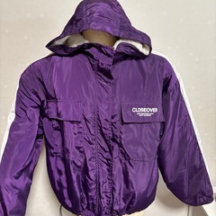 紫のジャンパーの画像