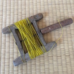 伝統的な木製糸巻き　骨董　古道具　蚤の市の画像