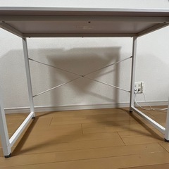 白い机 勉強・作業用の画像