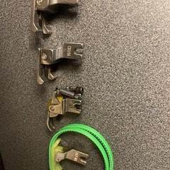 職業用ミシンの押さえ金　ニットの縫い目ずれ　上送り　段付押さえ　JUKIなどに の画像