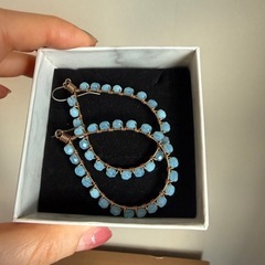 ピアス（淡いブルー・フープ風／ハンドメイド風）の画像