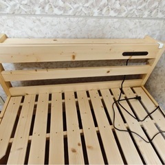 木製しシングルベッド 電源コンセント付きの画像