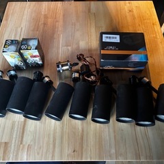 電子レンジ（故障）、スポットライト10個、LED電球昼白色2個、ドアノブの画像