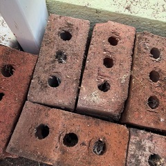 No.2早い者勝ち　　大量の穴あきレンガ　　野積　120個の画像