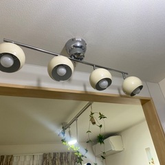 商談中です　
シーリングライト　天井照明　4灯の画像