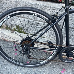 🔵中古車🔵　クロスバイク　700C　外装6段変速　マットブラック　ワイヤー錠付✨　中古自転車　点検調整永久無料✨　西宮市の画像