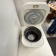 支えます。小型冷蔵庫と炊飯器の画像