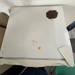 支えます。小型冷蔵庫と炊飯器の画像