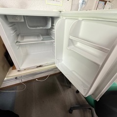 支えます。小型冷蔵庫と炊飯器の画像