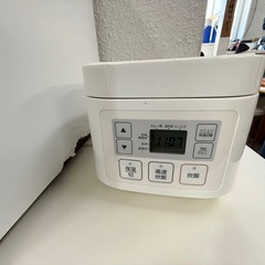 支えます。小型冷蔵庫と炊飯器の画像