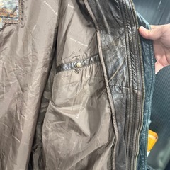 このジャケットはウィルソンズレザーの「アドベンチャーバウンドオリジナルズ」ラインのものです。の画像
