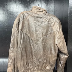 このジャケットはウィルソンズレザーの「アドベンチャーバウンドオリジナルズ」ラインのものです。の画像
