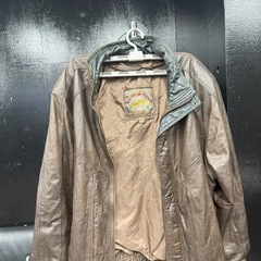 このジャケットはウィルソンズレザーの「アドベンチャーバウンドオリジナルズ」ラインのものです。の画像