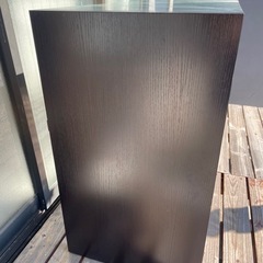 モダンなガラストップの木製テーブル　パソコンデスク　インテリアの画像