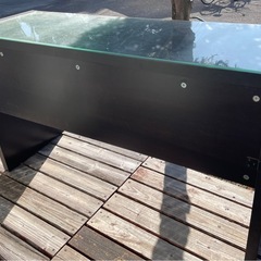 モダンなガラストップの木製テーブル　パソコンデスク　インテリアの画像