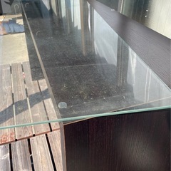 モダンなガラストップの木製テーブル　パソコンデスク　インテリアの画像