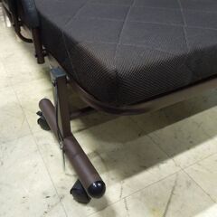 マット幅86㎝ 折りたたみベッド シングル～セミシングル メッシュ リクライニング 高さ32㎝ ブラウン ベッド 折ベッド キャスター付き 折りたたみ 札幌市東区 新道東店の画像