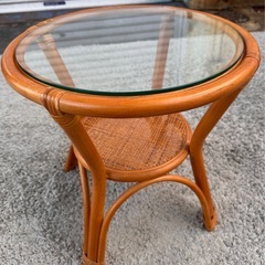 【受け渡し予定者決定】籐のガラステーブル 丸型 ガラス天板付き 直径40cmの画像
