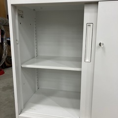 【来店歓迎】【OF-109】KOKUYO コクヨ ローキャビネット エディア 書引き違い書庫　棚 備品収納 鍵付き ホワイトスチール　検)事務机　オフィス チェア　会議 椅子　ロッカー　ミーティングテーブル　応接ソファ 店舗 事務所 什器　書庫 本棚 ラック デスク スチール 美品多数 格安 【中古オフィス家具】の画像